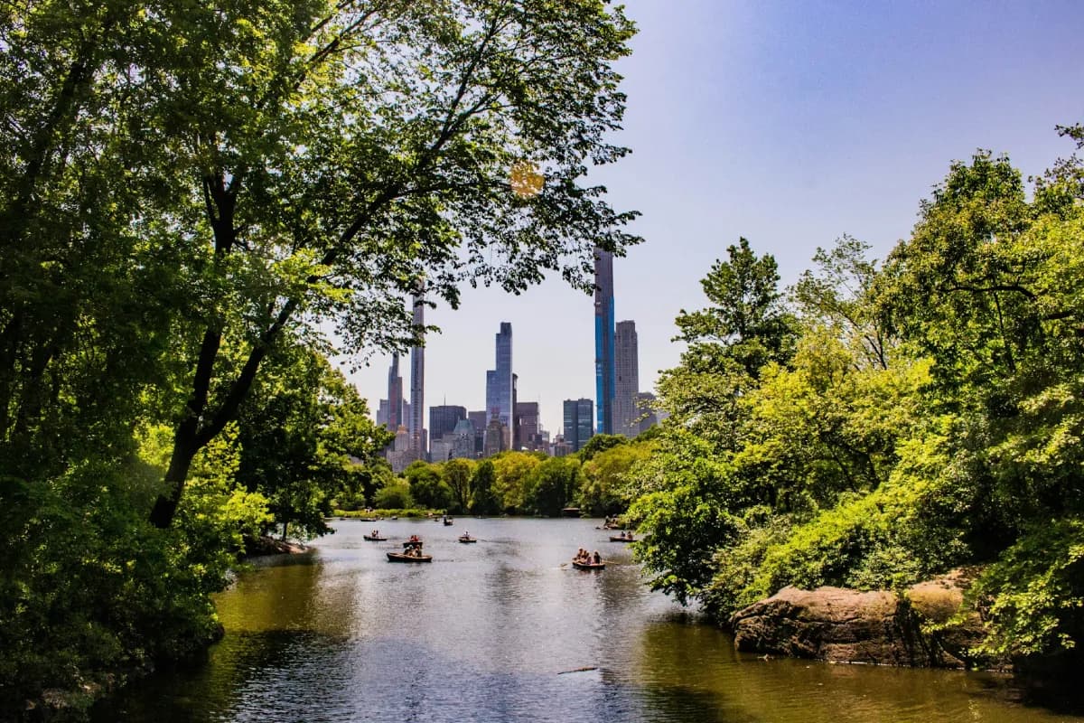 central park csónakázók és a vékony szupermagas felhőkarcolók