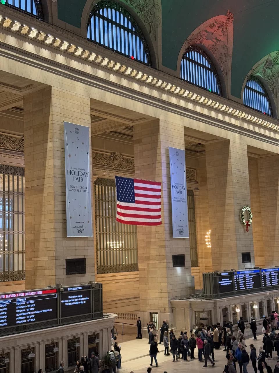 A Grand Central pályaudvar főcsarnoka amerikai zászlóval