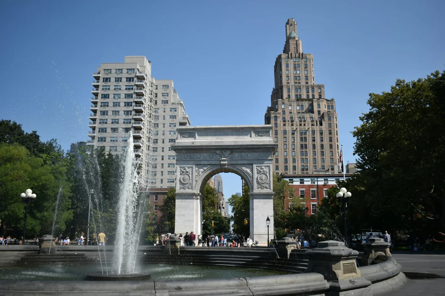 washington square park diadalív háttérben a 5th avenue és az empire state building