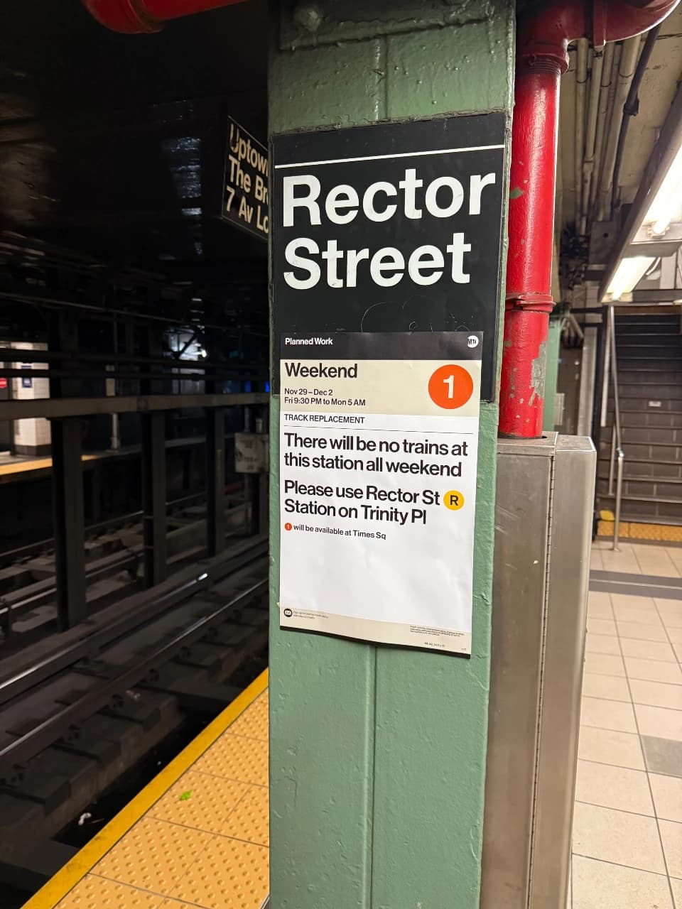 Kiegészítő tájékoztató tábla egy New York-i metróállomáson