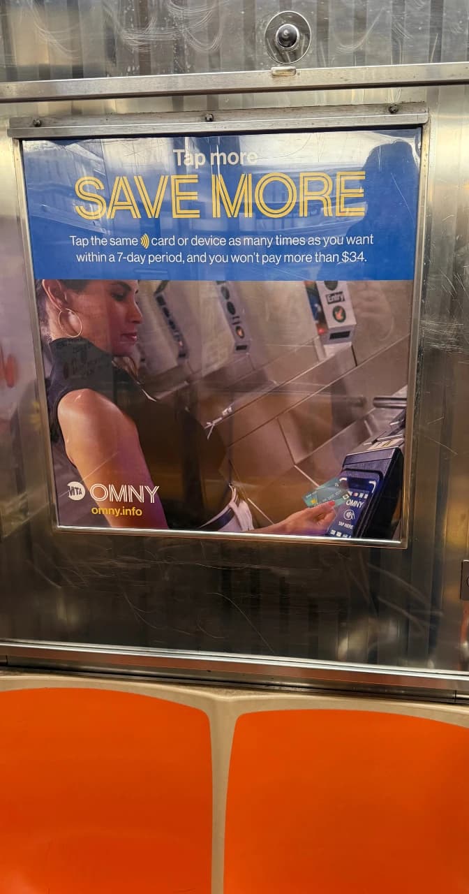 OMNY olvasó a metrókapunál, bankkártyás és telefonos érintés