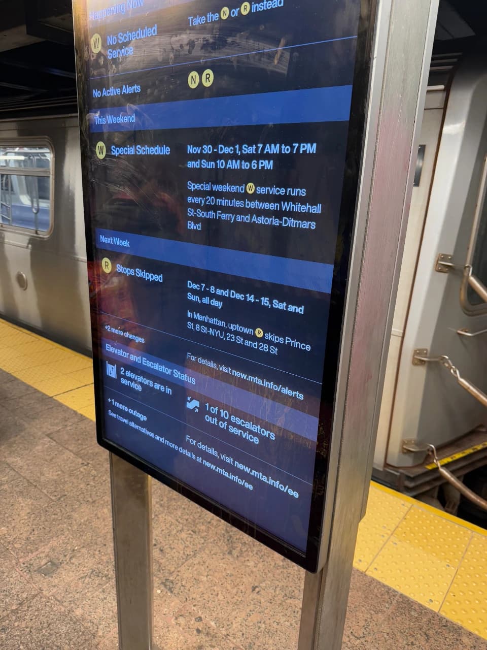 Figyelmeztető tábla a metróállomáson